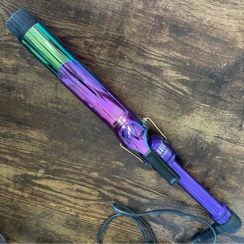 HOT TOOLS PROFESSIONAL 1-1/4" SALON CURLING IRON/ WAND- EXTRA-LONG BARREL
